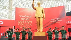 Những người lính “Bộ đội Cụ Hồ” trong không gian phân khu 1: Đảng Cộng sản Việt Nam ra đời - Bước ngoặt vĩ đại của lịch sử cách mạng Việt Nam tại Triển lãm “95 năm Cờ Đảng soi đường".