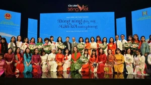 Các đại biểu tham dự chương trình chụp ảnh kỷ niệm. 