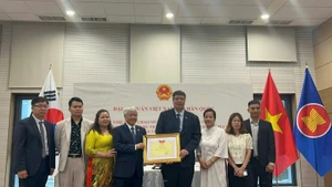 Chủ tịch Ủy ban Trung ương Mặt trận Tổ quốc Việt Nam Đỗ Văn Chiến trao Bằng khen tặng tập thể Hiệp hội Doanh nhân và Đầu tư Việt Nam-Hàn Quốc. (Ảnh: VKBIA)