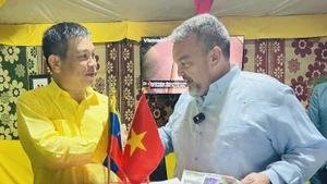Đại sứ Vũ Trung Mỹ tiếp, trao đổi với Thị trưởng Rafael Torrealba tại gian hàng Việt Nam tại Hội chợ quốc tế Páez 2025. (Ảnh: Đại sứ quán Việt Nam tại Venezuela)