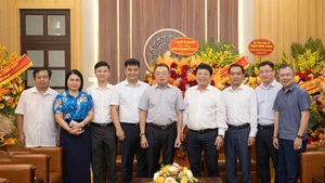 Đoàn Ủy ban Kiểm tra Trung ương do đồng chí Hoàng Văn Trà, Ủy viên Trung ương Đảng, Phó Chủ nhiệm Ủy ban dẫn đầu sang thăm, chúc mừng Báo Nhân Dân nhân kỷ niệm 100 năm Ngày Báo chí Cách mạng Việt Nam.