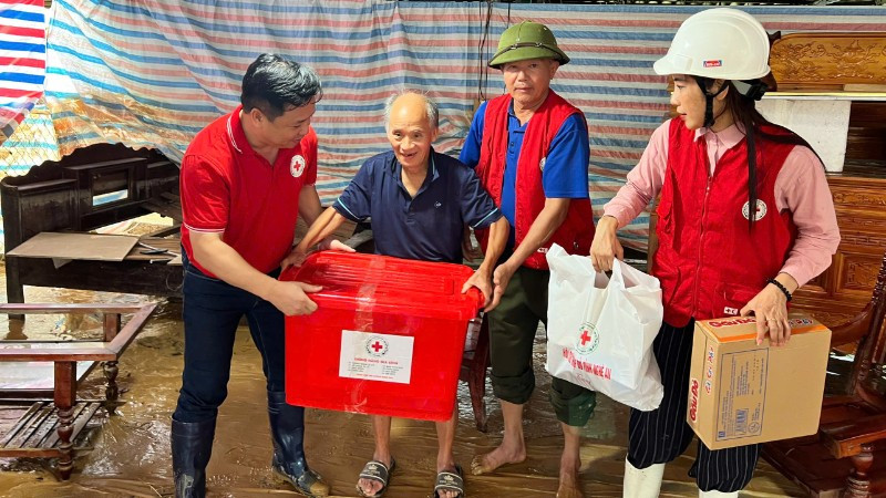Đoàn công tác của Trung ương Hội Chữ thập đỏ Việt Nam thăm hỏi, trao hàng cứu trợ cho người dân bị ảnh hưởng bởi mưa lũ tại Nghệ An. 