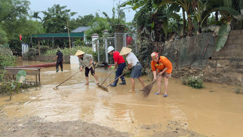 Triển khai nhanh chóng các hoạt động hỗ trợ người dân khắc phục hậu quả sau bão lũ. z6839147057676-17fa1a74843d48bf87240dae102a4dfe-2887.jpg