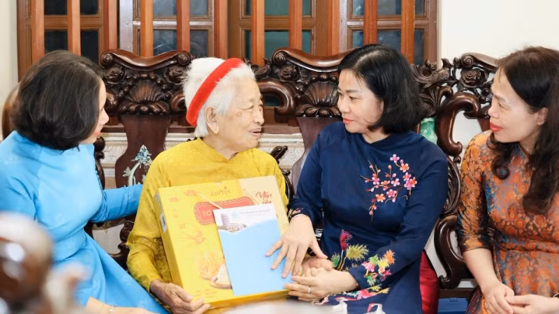 Chủ tịch Hội Liên hiệp Phụ nữ Việt Nam Nguyễn Thị Tuyến thăm hỏi Bà mẹ Việt Nam Anh hùng Lê Thị Thanh. (Ảnh: THU HÀ)