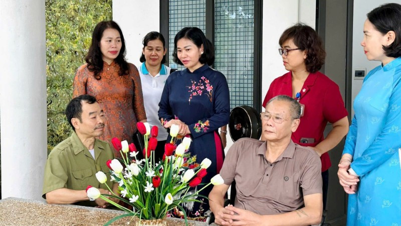 Đoàn công tác thăm hỏi các thương, bệnh binh tại Trung tâm Nuôi dưỡng và điều dưỡng người có công số 4 Hà Nội. (Ảnh: THU HÀ) nguyen-thi-tuyen-3-6802.jpg