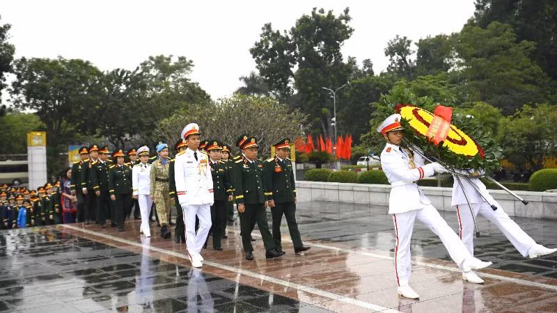 Đoàn đại biểu dâng hoa tưởng niệm các anh hùng liệt sĩ tại Đài tưởng niệm các anh hùng liệt sĩ trên đường Bắc Sơn.
