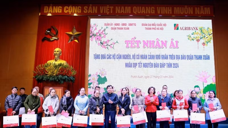 Tặng quà Tết, tổ chức Tết Nhân ái, sẻ chia... là những hoạt động được các cấp, các ngành của thành phố Hà Nội đặc biệt quan tâm mỗi khi Tết đến, xuân về.