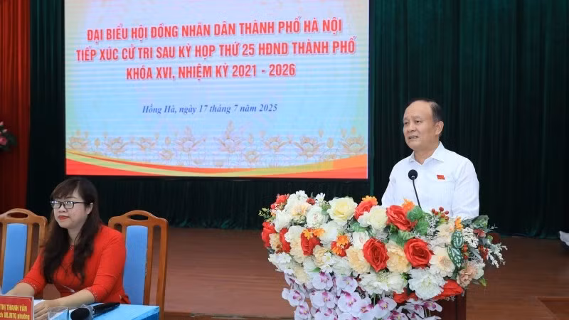 Chủ tịch Hội đồng nhân dân thành phố Nguyễn Ngọc Tuấn trao đổi với cử tri 3 phường.