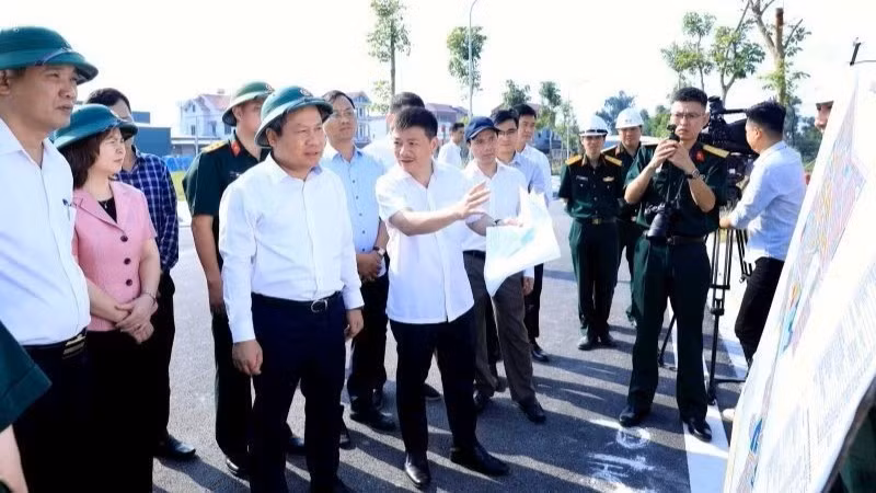 Chủ tịch Ủy ban nhân dân thành phố Hà Nội Vũ Đại Thắng kiểm tra thực địa Dự án đầu tư Khu đô thị đa mục tiêu tại xã Thư Lâm, Đông Anh, Hà Nội (Ảnh: VIẾT THÀNH)