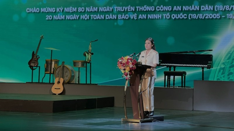 Đại tá, NSND Nguyễn Thị Thúy Hiền, Giám đốc Nhà hát kịch Công an nhân dân phát biểu khai mạc. z6847078850799-dc1b37e7e630a5bfe408f26c943c45e9-3128.jpg