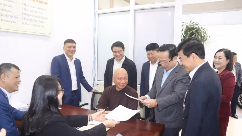 Đoàn giám sát của Hội đồng nhân dân thành phố Hà Nội khảo sát tại bộ phận trực thu hồ sơ ứng cử.