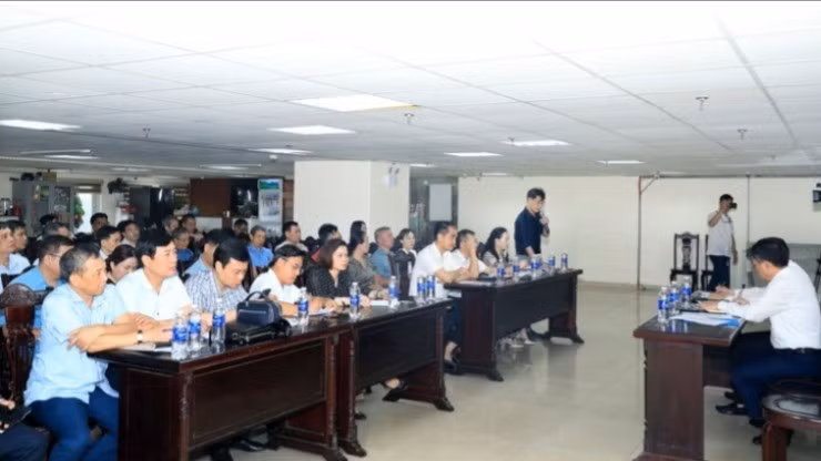 Quang cảnh buổi làm việc của Ban Đô thị (Hội đồng nhân dân thành phố Hà Nội) với các bên liên quan tại chung cư SDU.