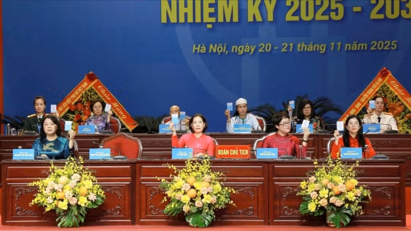 Các đại biểu thông qua Nghị quyết Đại hội. 