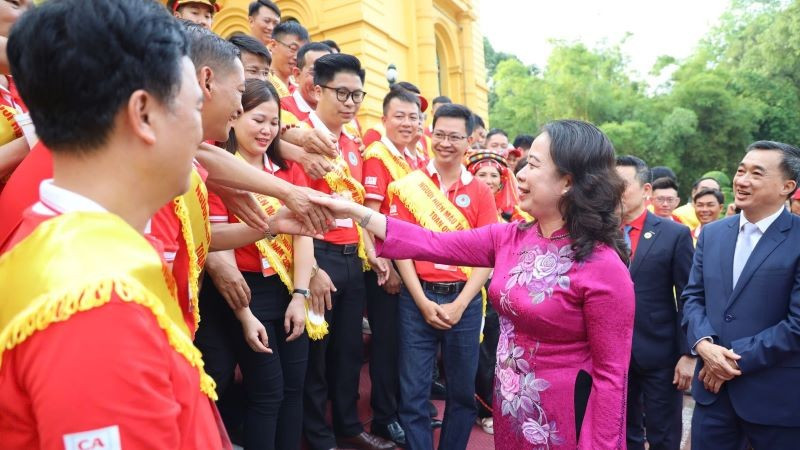 Phó Chủ tịch nước bày tỏ sự tri ân đối với các tấm gương hiến máu tình nguyện tiêu biểu. z6671444454457-68469cfde05fdda3c59f8e6ae674554d.jpg