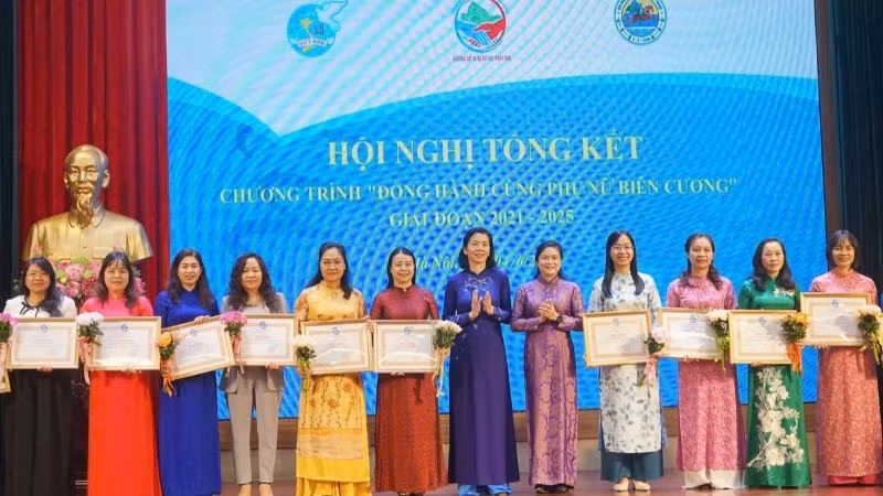 Biểu dương các tập thể, cá nhân có thành tích xuất sắc trong thực hiện Chương trình "Đồng hành cùng phụ nữ biên cương". 