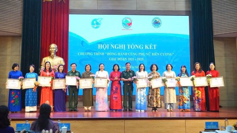 Các tập thể, cá nhân được tuyên dương tại hội nghị. z6670185125326-4943596199f61f47ec8cd7f99a98ce03.jpg