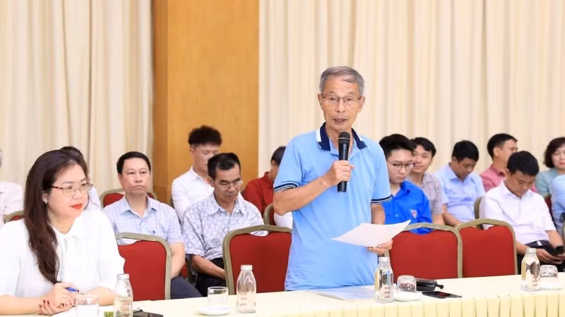 Cử tri quận Hoàn Kiếm kiến nghị tại cuộc tiếp xúc với tổ đại biểu của Hội đồng nhân dân thành phố ngày 24/6.