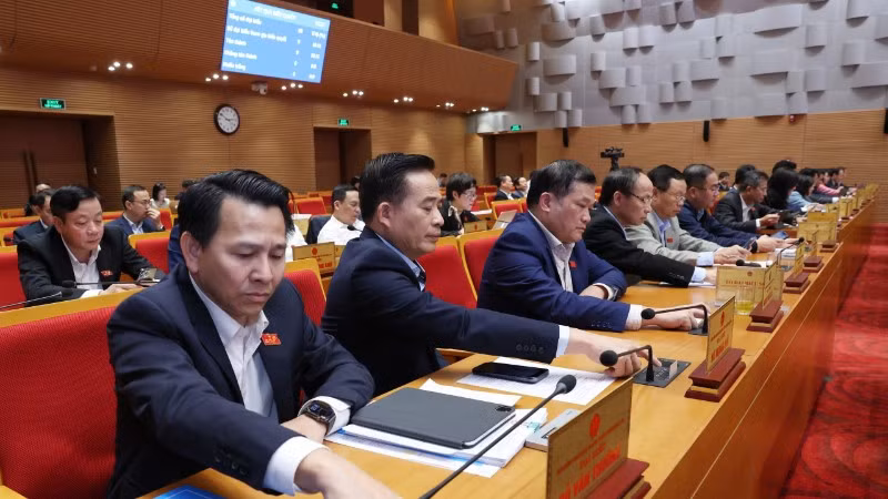 Đại biểu Hội đồng nhân dân thành phố Hà Nội biểu quyết tại kỳ họp thứ 29.