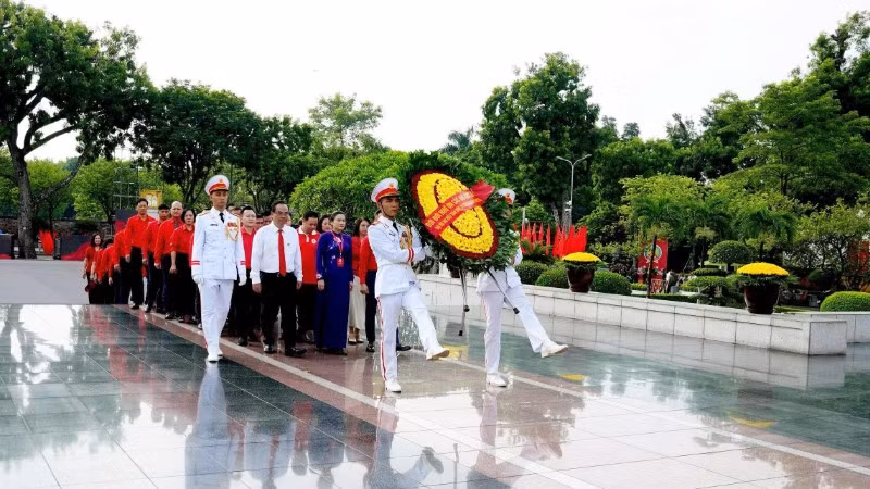 C&aacute;c đại biểu đặt v&ograve;ng hoa tại Đ&agrave;i tưởng niệm c&aacute;c Anh h&ugrave;ng liệt sĩ tr&ecirc;n đường Bắc Sơn (H&agrave; Nội). (Ảnh: HỒNG LOAN)