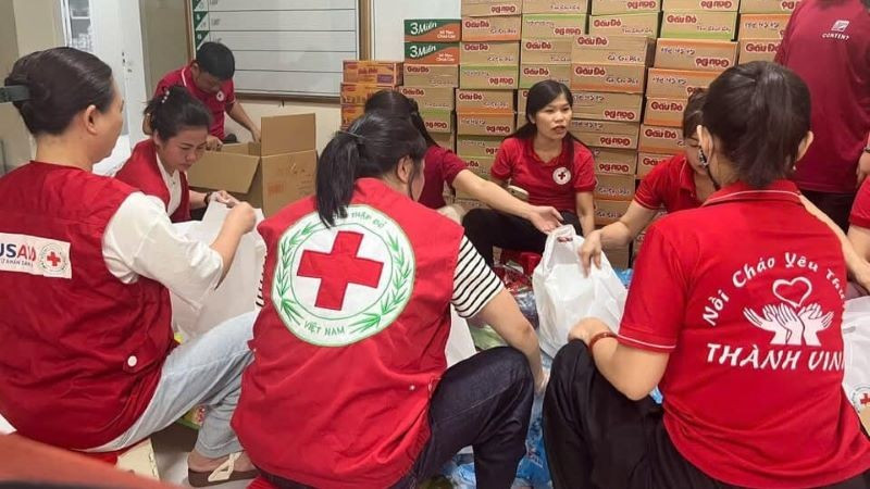 Các tình nguyện viên Chữ thập đỏ chuẩn bị nhu yếu phẩm hỗ trợ bà con vùng lũ. nghe-an-chuan-bi-nhu-yeu-pham-ho-tro-ba-con-vung-lu.jpg