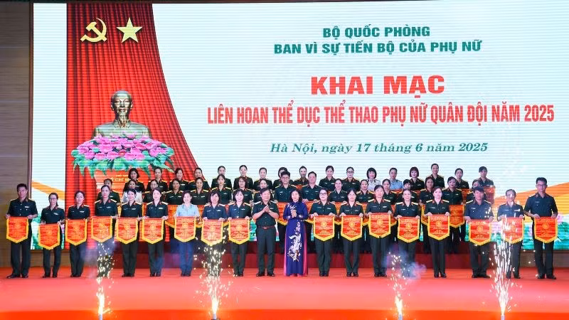 Thứ trưởng Bộ Quốc phòng Lê Huy Vịnh và Chủ tịch Hội Liên hiệp Phụ nữ Việt Nam Nguyễn Thị Tuyến trao cờ lưu niệm cho các cơ quan, đơn vị tham gia Liên hoan.