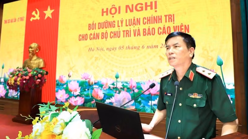 Trung tướng Đỗ Văn Thiện, Bí thư Đảng ủy, Chính ủy Tổng cục Hậu cần-Kỹ thuật phát biểu khai mạc hội nghị.