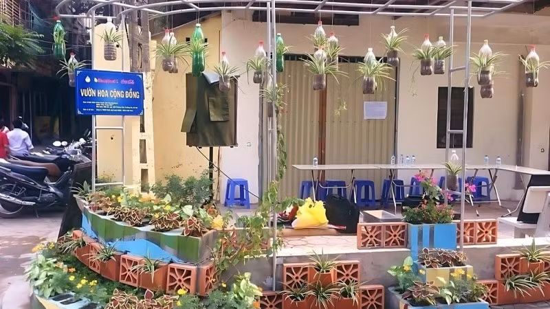 Sân nhà D14 Phương Mai sau khi được cải tạo, trở thành Vườn hoa cộng đồng.