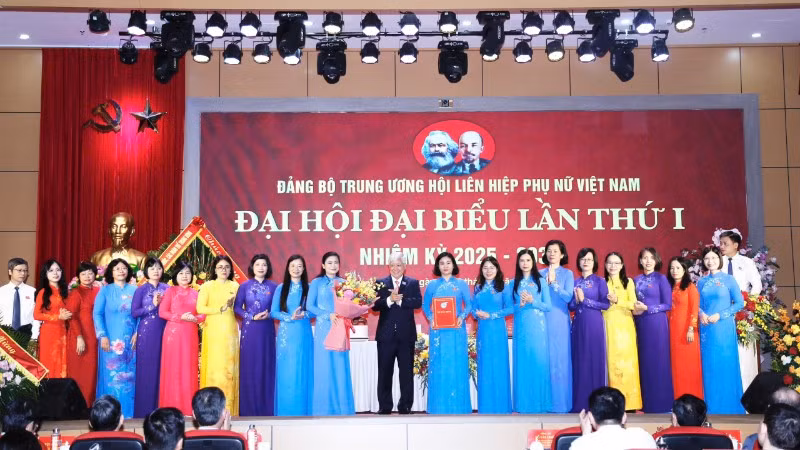Đồng chí Đỗ Văn Chiến tặng hoa chúc mừng Ban Chấp hành Đảng bộ Trung ương Hội Liên hiệp Phụ nữ Việt Nam, nhiệm kỳ 2025-2030. 