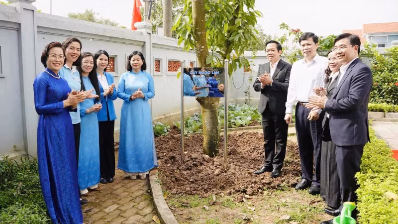 Các đại biểu tham gia trồng cây trong khuôn viên Nhà lưu niệm Lực lượng Nữ du kích Hoàng Ngân.