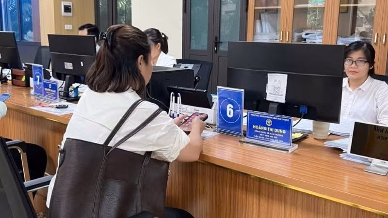 Các xã, phường tập trung nhân lực cho các điểm phục vụ hành chính công để giải quyết thủ tục cho người dân được thông suốt.