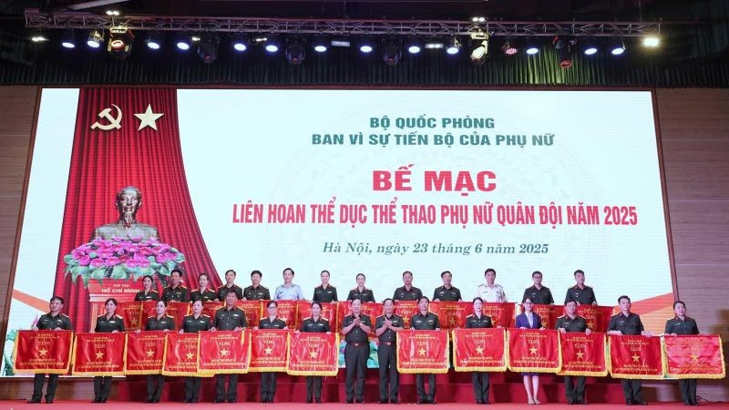 Các đơn vị đạt Cờ xuất sắc toàn đoàn. z6734729008311-aabf0300c794a2cd2bc91662047acb4f.jpg