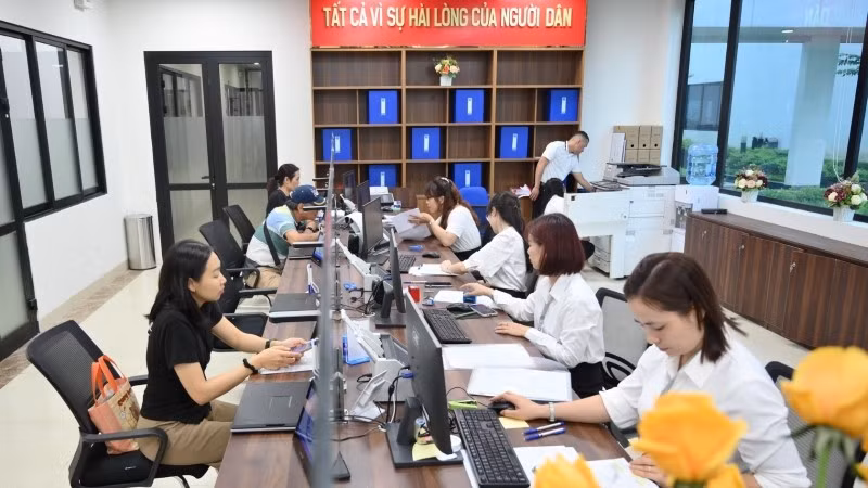 Cán bộ phường Đống Đa tiếp nhận, giải quyết hồ sơ thủ tục hành chính.