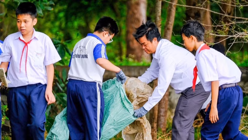 Các đại biểu tham gia thu gom rác trong chương trình "Ngày hội sống xanh.
