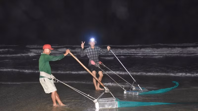 Người dân cào dắt trên biển trong đêm tối tại Bãi Sau, phường Vũng Tàu, Thành phố Hồ Chí Minh