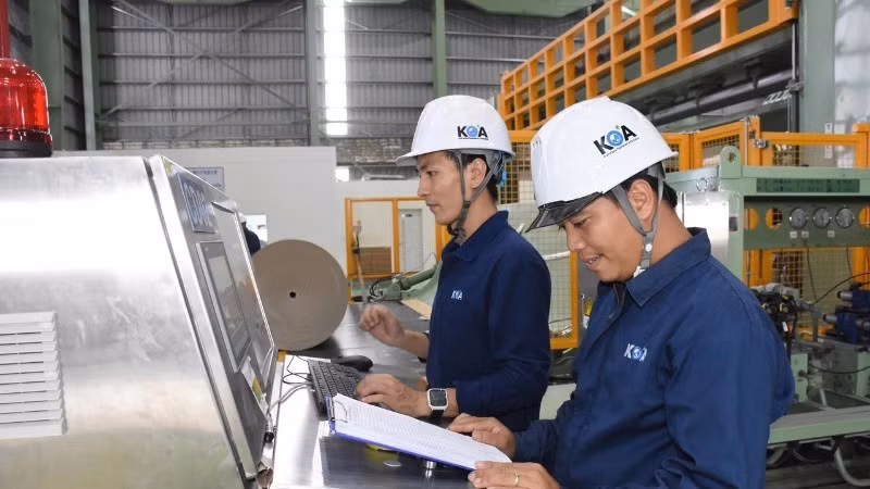 Kỹ sư làm việc tại Nhà máy KOA, Khu công nghiệp chuyên sâu Phú Mỹ 3.