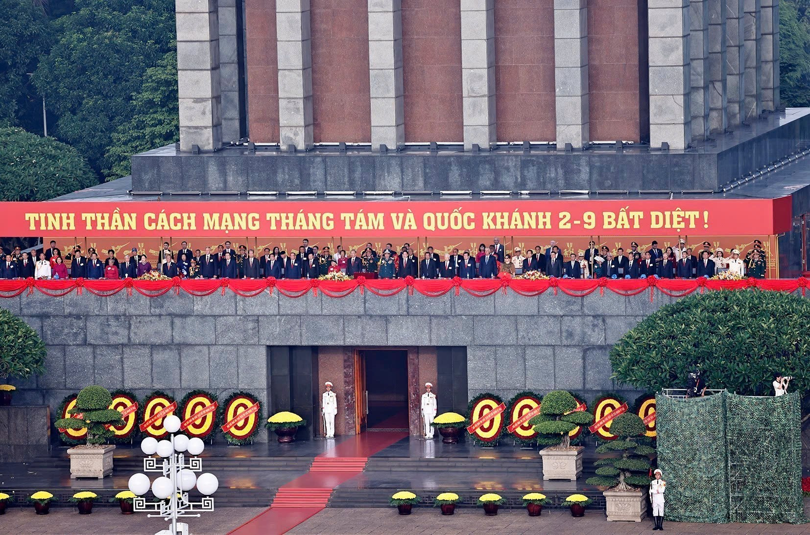 Hình ảnh các đồng chí Lãnh đạo Đảng, Nhà nước dự Lễ kỷ niệm. (Ảnh TTXVN) cac-dong-chi-lanh-dao-dang-nha-nuoc-du-le-a80.jpg