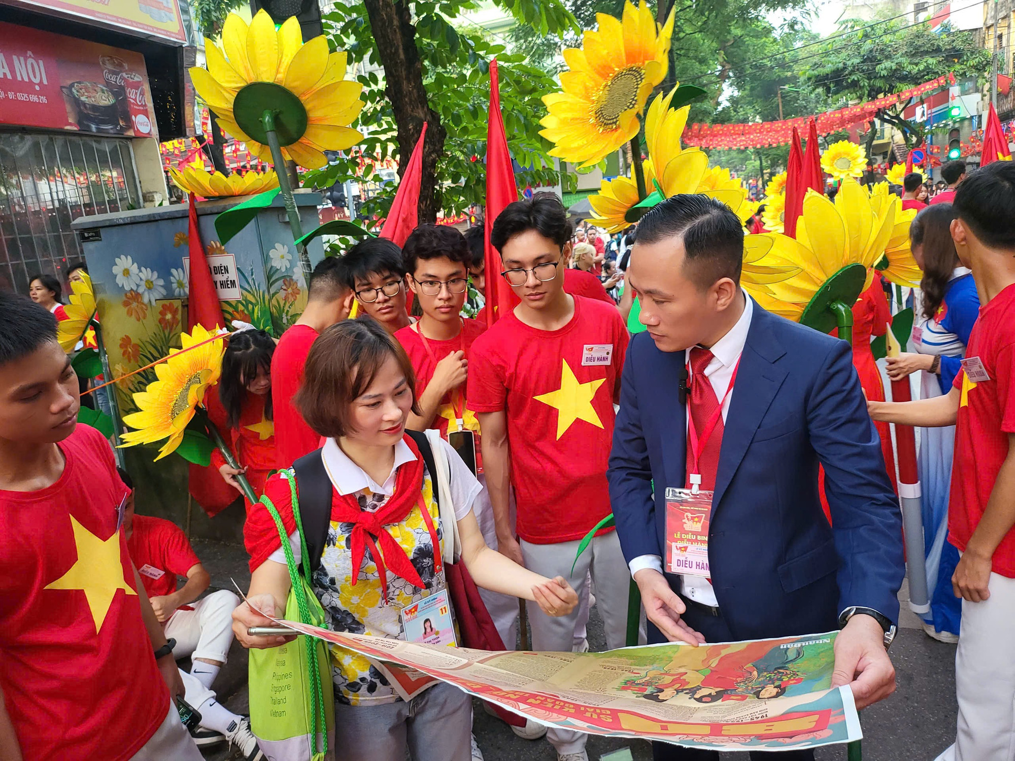 Phó Giáo sư, Tiến sĩ Nguyễn Tuấn Anh (Trường đại học Công nghiệp Hà Nội) trao đổi với phóng viên Báo Nhân Dân về phụ san đặc biệt của Báo Nhân Dân nhân dịp Quốc khánh 2/9. sinh-vien-truong-dai-hoc-cong-nghiep-tham-gia-dieu-hanh-1.jpg