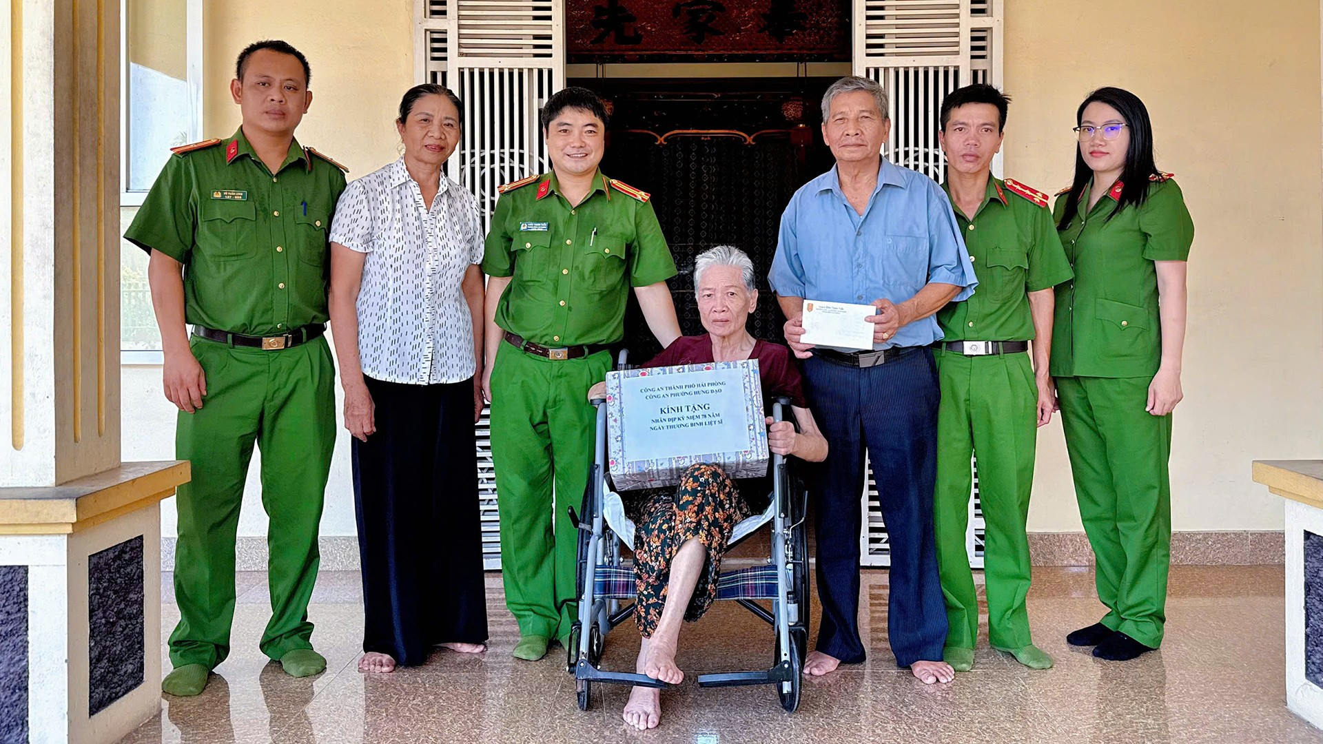 Trung tá Khúc Thanh Tuấn cùng đồng đội thăm hỏi, tặng quà người có công với cách mạng trên địa bàn nhân kỷ niệm Ngày Thương binh- Liệt sĩ 27/7/2025. thanhtuan1.jpg