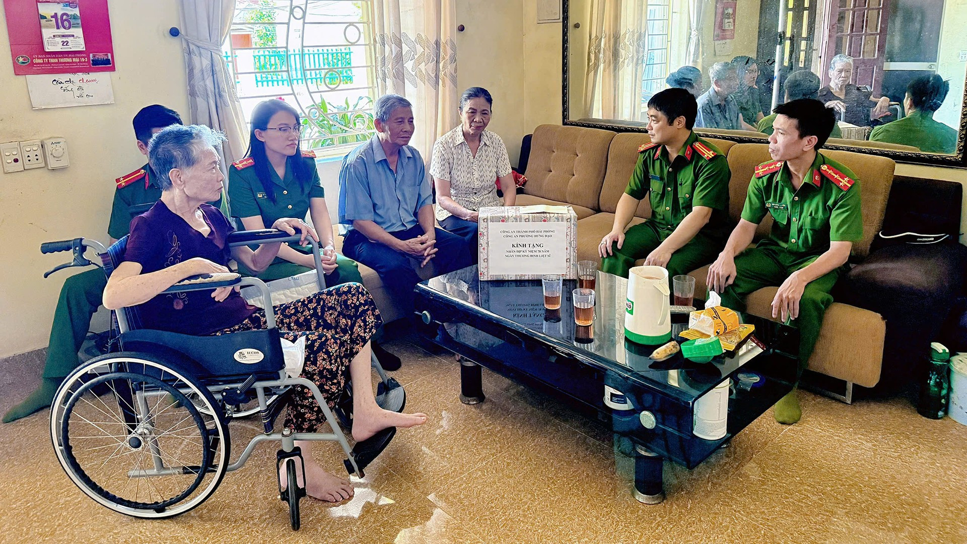 Đồng chí Khúc Thanh Tuấn cùng đồng đội thăm hỏi, tặng quà người có công với cách mạng trên địa bàn nhân kỷ niệm Ngày Thương binh-Liệt sĩ 27/7/2025. thanhtuan2.jpg