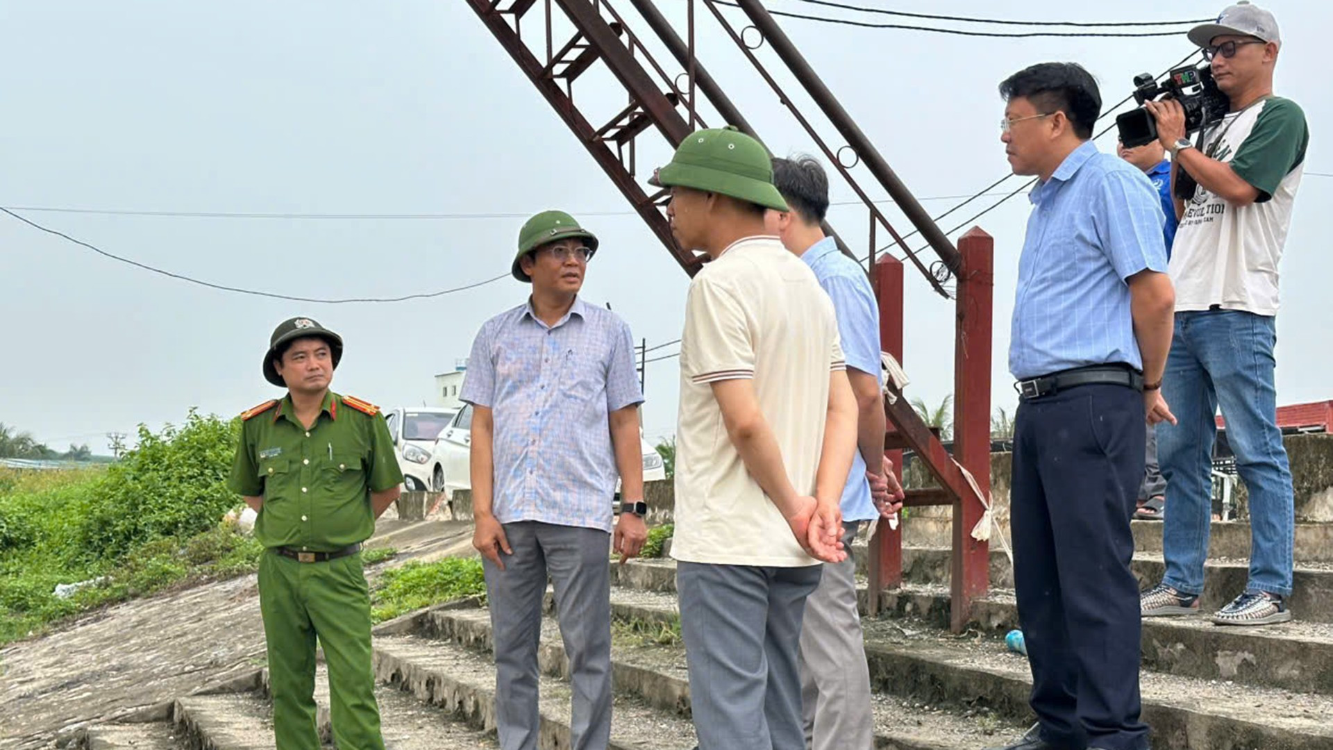 Trung tá Khúc Thanh Tuấn cùng Đảng ủy, Ủy ban nhân dân phường Trần Hưng Đạo kiểm tra công tác phòng, chống cơn bão số 3 (Wipha) trong các ngày 21-24/7/2025. thanhtuan3-v.jpg