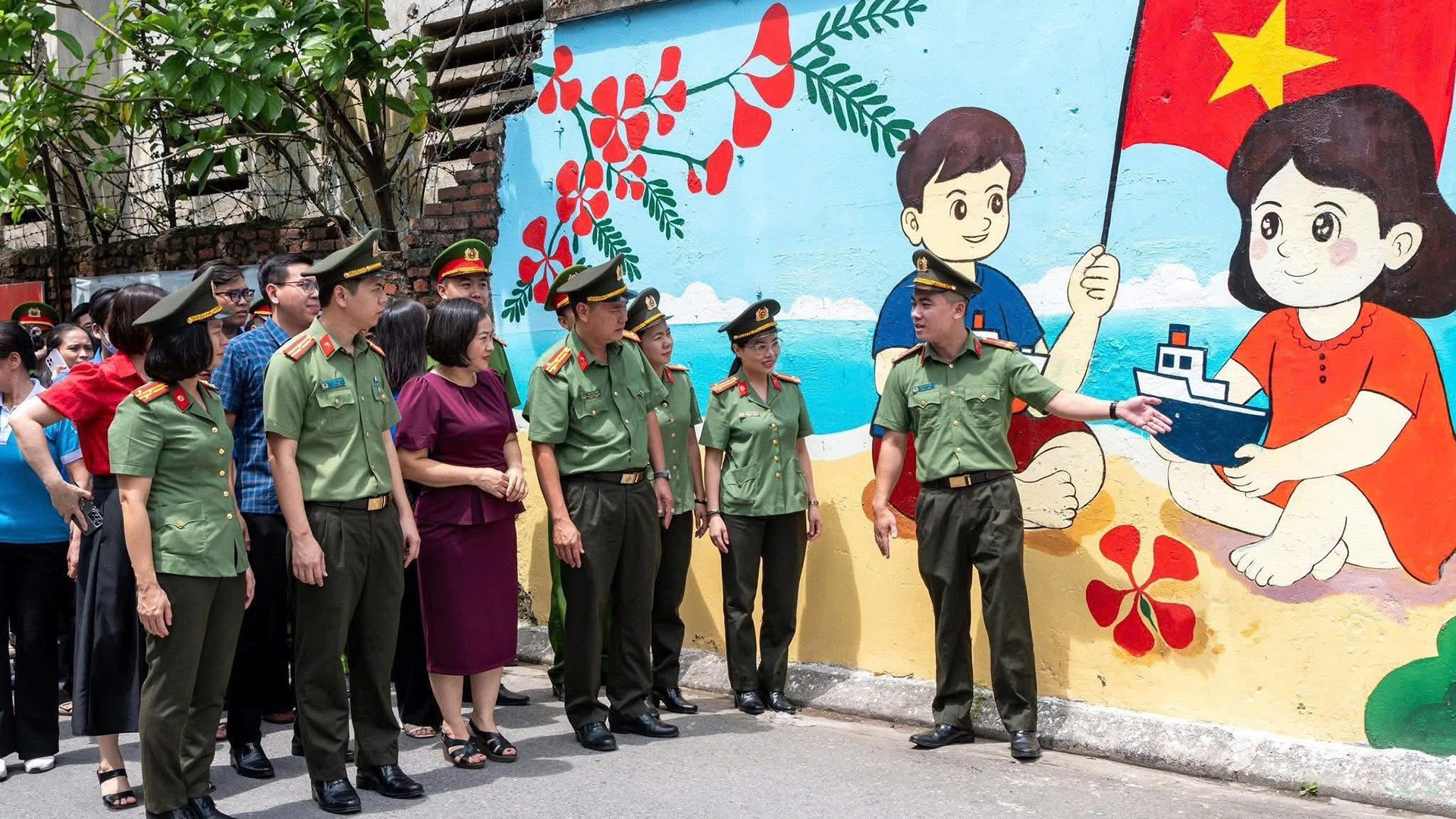 Ban Thanh niên Công an thành phố phối hợp khánh thành, gắn biển công trình thanh niên “Con đường bích họa-Vì an ninh Tổ quốc” tại đường Khúc Trì, phường Phù Liễn. cahp2.jpg