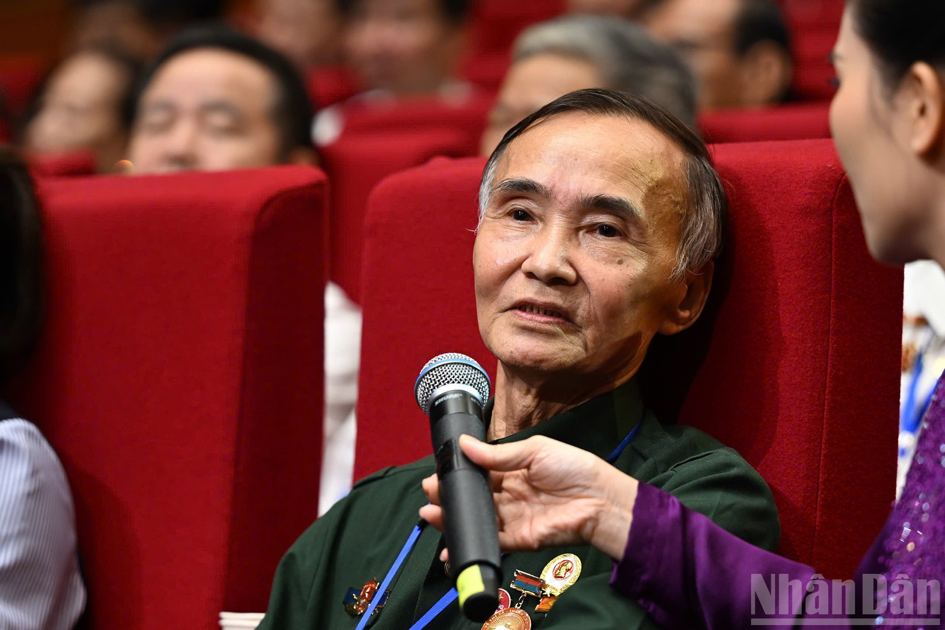 Cựu chiến binh Lê Xuân Chinh, nhân vật trong bức ảnh "Nụ cười chiến thắng bên Thành cổ Quảng Trị" của nhà báo Đoàn Công Tính chia sẻ tại gặp mặt. ndo_br_le-xuan-chinh.jpg