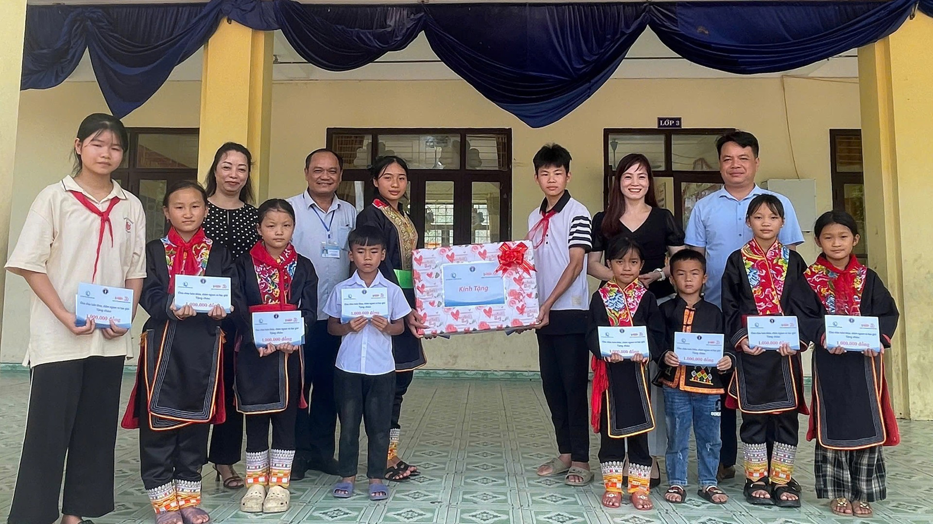 Quỹ Bảo trợ trẻ em Việt Nam trao học bổng từ dự án “Gói mì hạnh phúc” cho trẻ em có hoàn cảnh khó khăn tại Trường tiểu học-trung học cơ sở Đồn Đặc, xã Đồn Đặc, huyện Ba Chẽ (cũ), tỉnh Quảng Ninh. trao-hoc-bong-quang-ninh.jpg