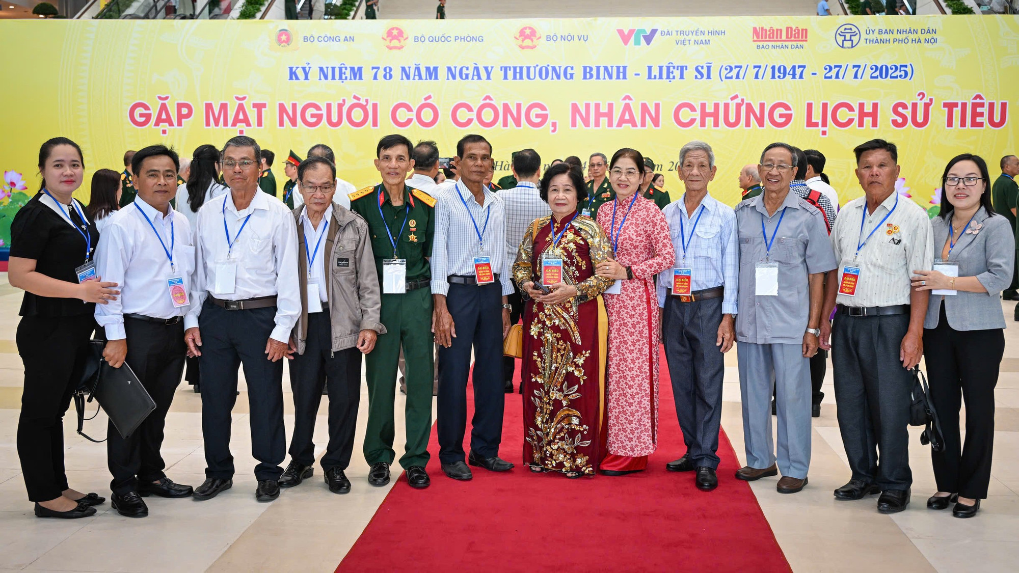 dai-bieu-nguoi-co-cong-chup-anh-luu-niem-5646.jpg