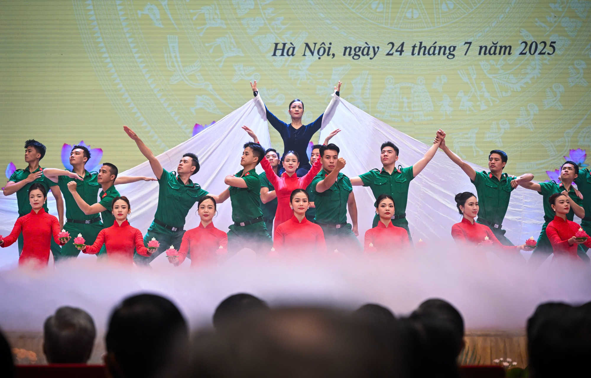 Một tiết mục văn nghệ tri ân những người có công với đất nước tại chương trình. van-nghe-tai-chuong-trinh-1.jpg