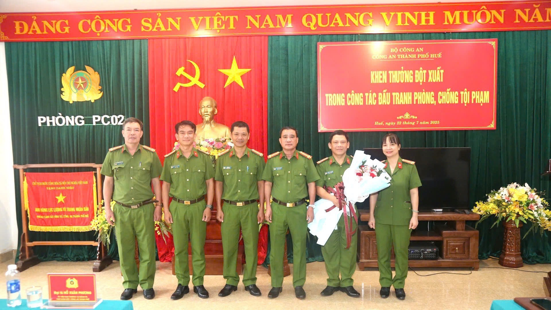 Đại tá Hồ Xuân Phương - Phó Giám đốc Công an thành phố Huế (thứ 3 từ phải sang) chúc mừng và khen thưởng tập thể Phòng Cảnh sát hình sự đã lập chiến công xuất sắc trong công tác đấu tranh phòng, chống tội phạm. cshs3-img-1412.jpg
