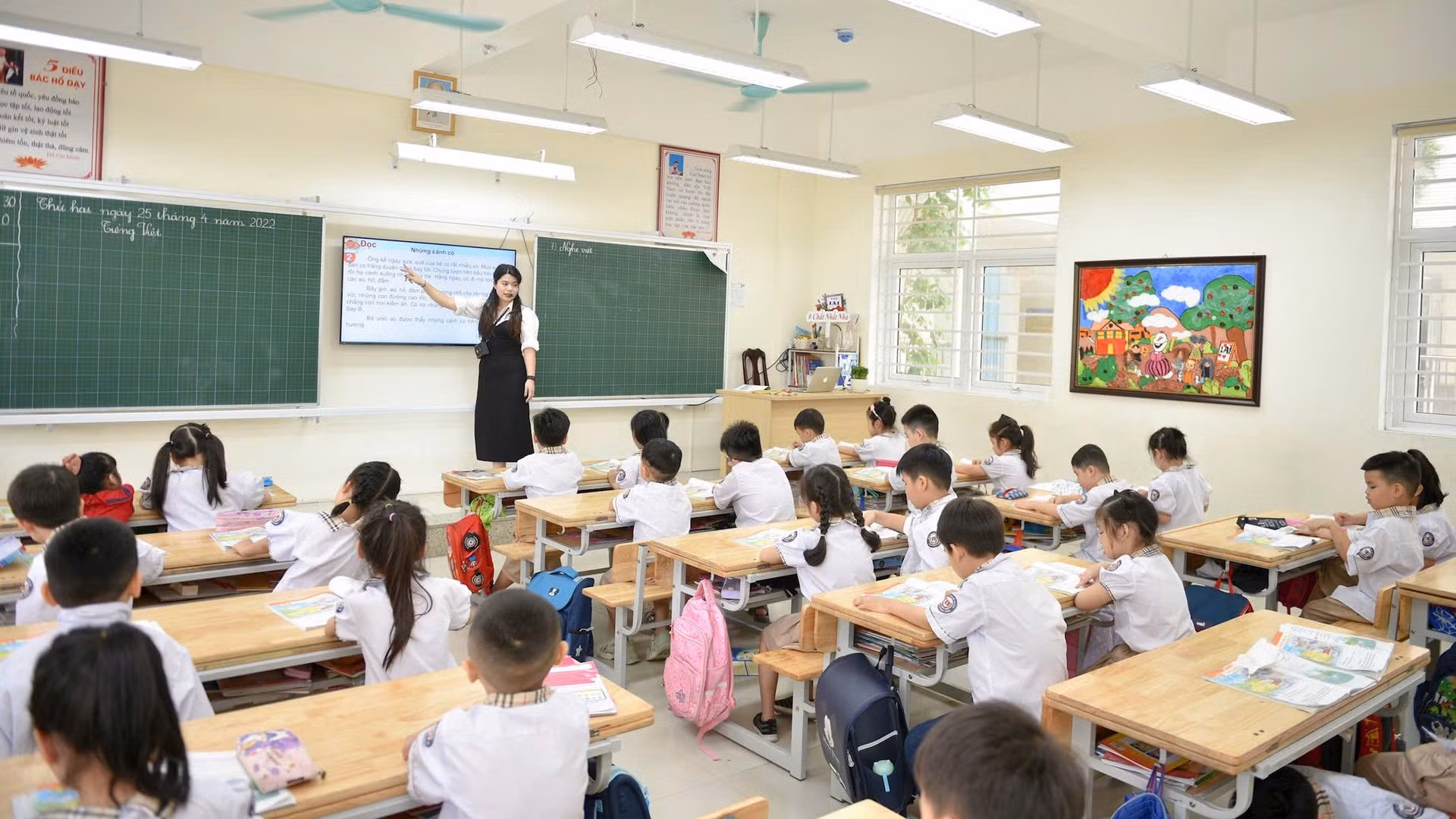 Giờ học của cô giáo và học sinh Trường tiểu học Vạn Bảo, Hà Nội. (Ảnh THẾ ĐẠI)