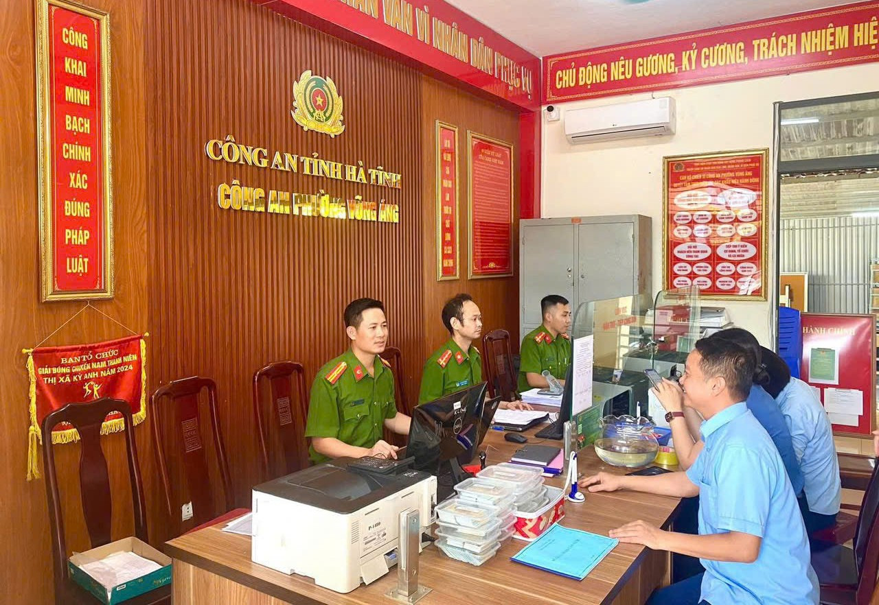 Thiếu tá Nguyễn Viết Đăng và đồng nghiệp trong đợt cao điểm thực hiện cao điểm cấp đổi thẻ đảng viên. nguyen-viet-dang-cong-an-ha-tinh.jpg