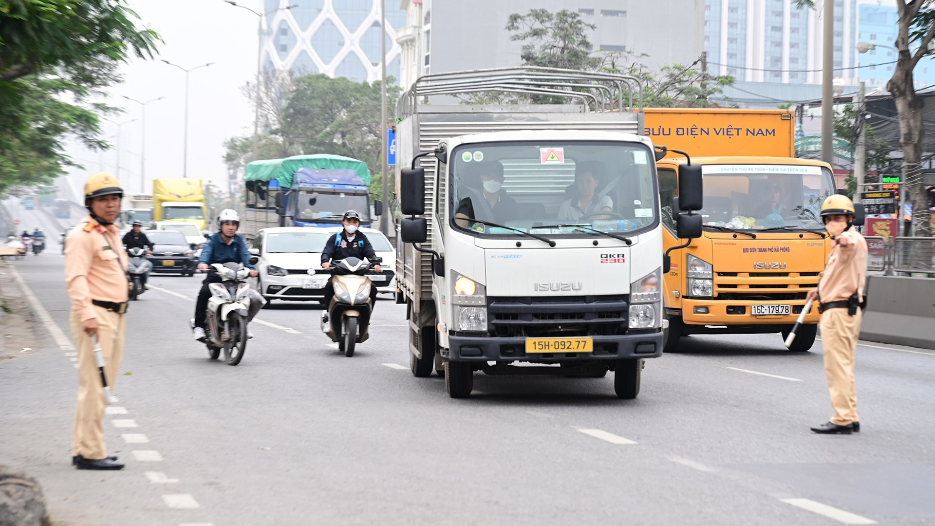 Kiểm tra, xử lý các phương tiện vận tải trên tuyến đường Nguyễn Văn Linh (Hải Phòng). cahp5.jpg