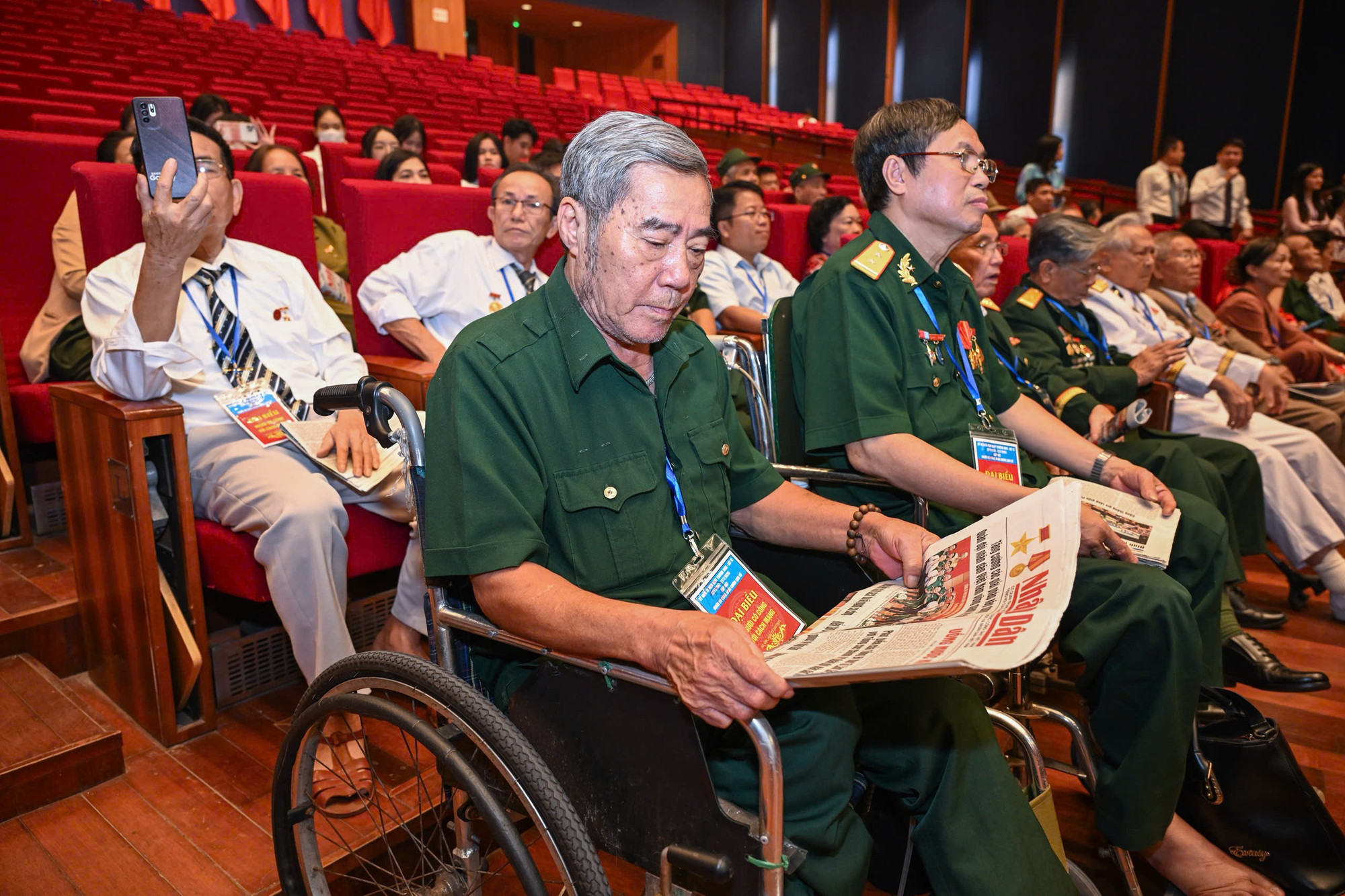 Báo Nhân Dân đến tay các đại biểu người có công, nhân chứng lịch sử. bao-nhan-dan-tai-hoi-nghi-1.jpg